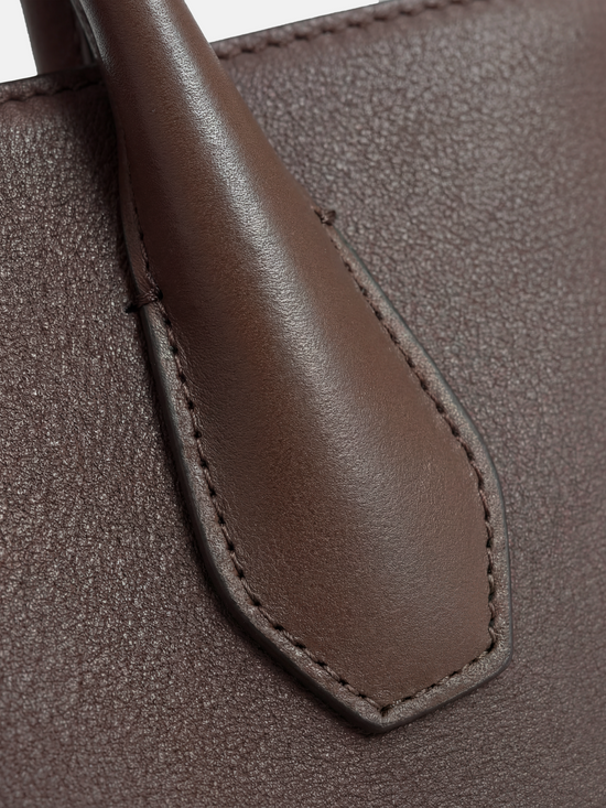 SELVANE Saddle Leather Essential Tote, an elongated bag with softly sculpted sides and wide opening, in a composed silhouette.