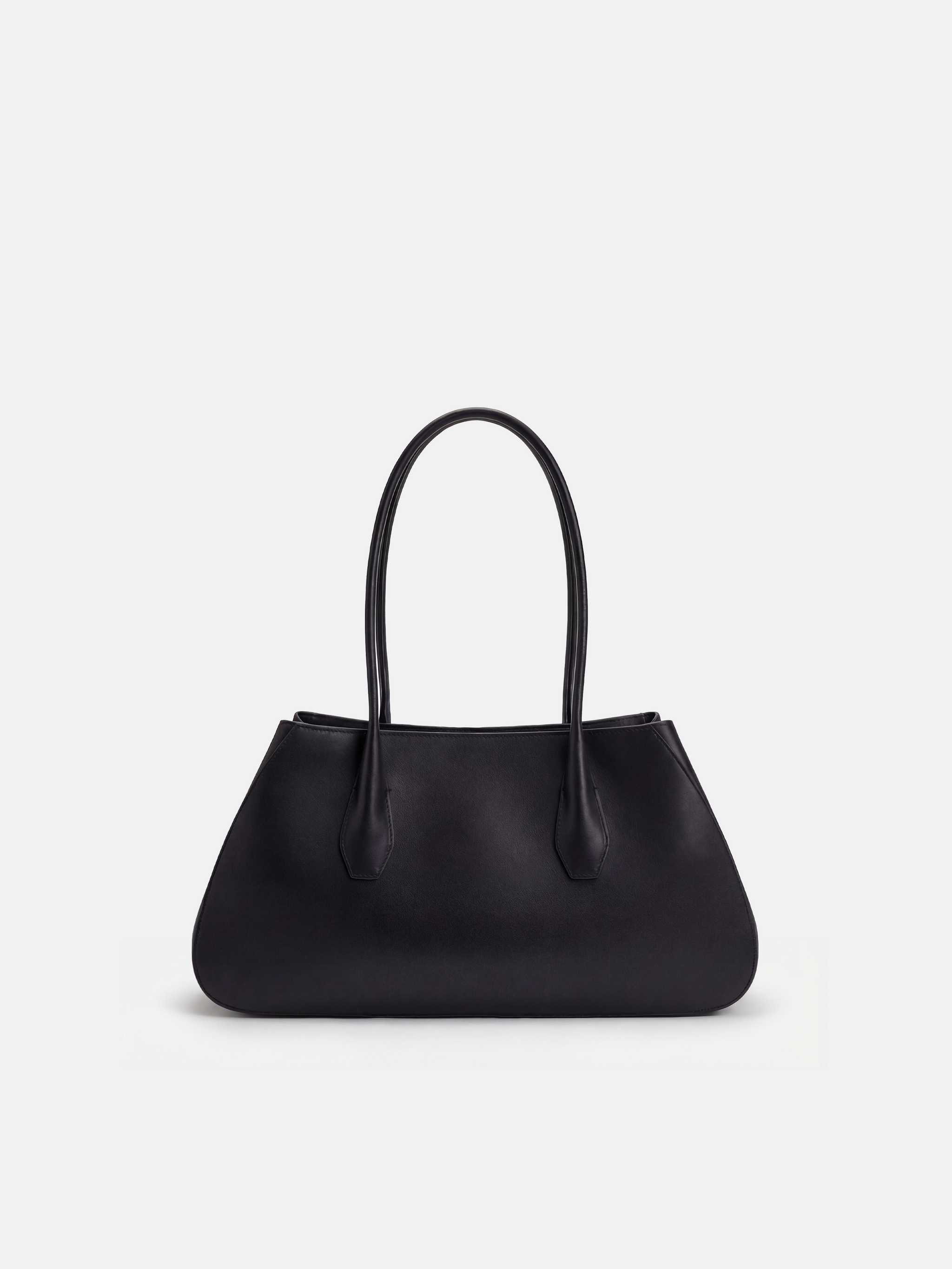 SELVANE Saddle Leather Essential Tote, an elongated bag with softly sculpted sides and wide opening, in a composed silhouette.