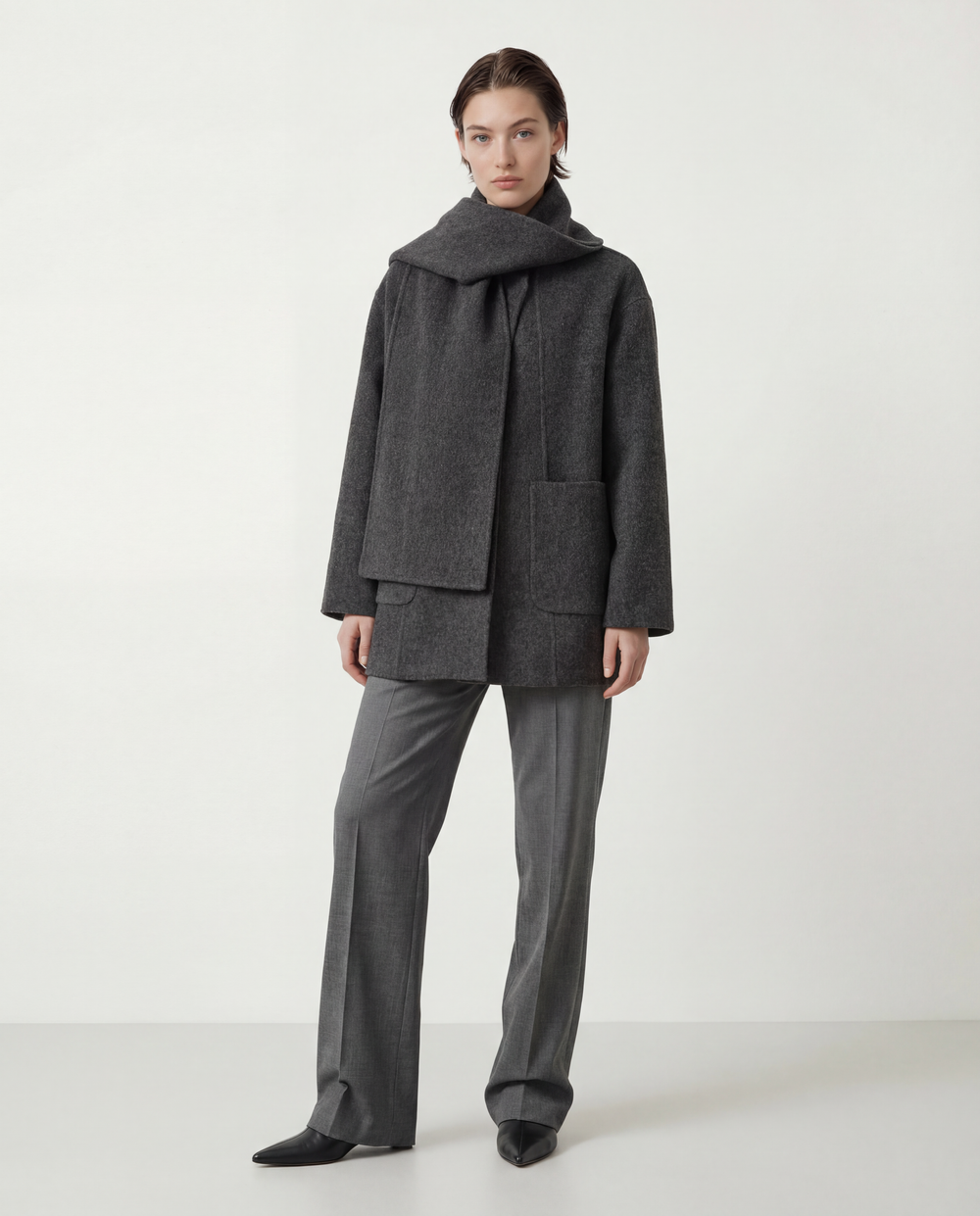 Strukturierter Wickelmantel aus Merinowolle — on model