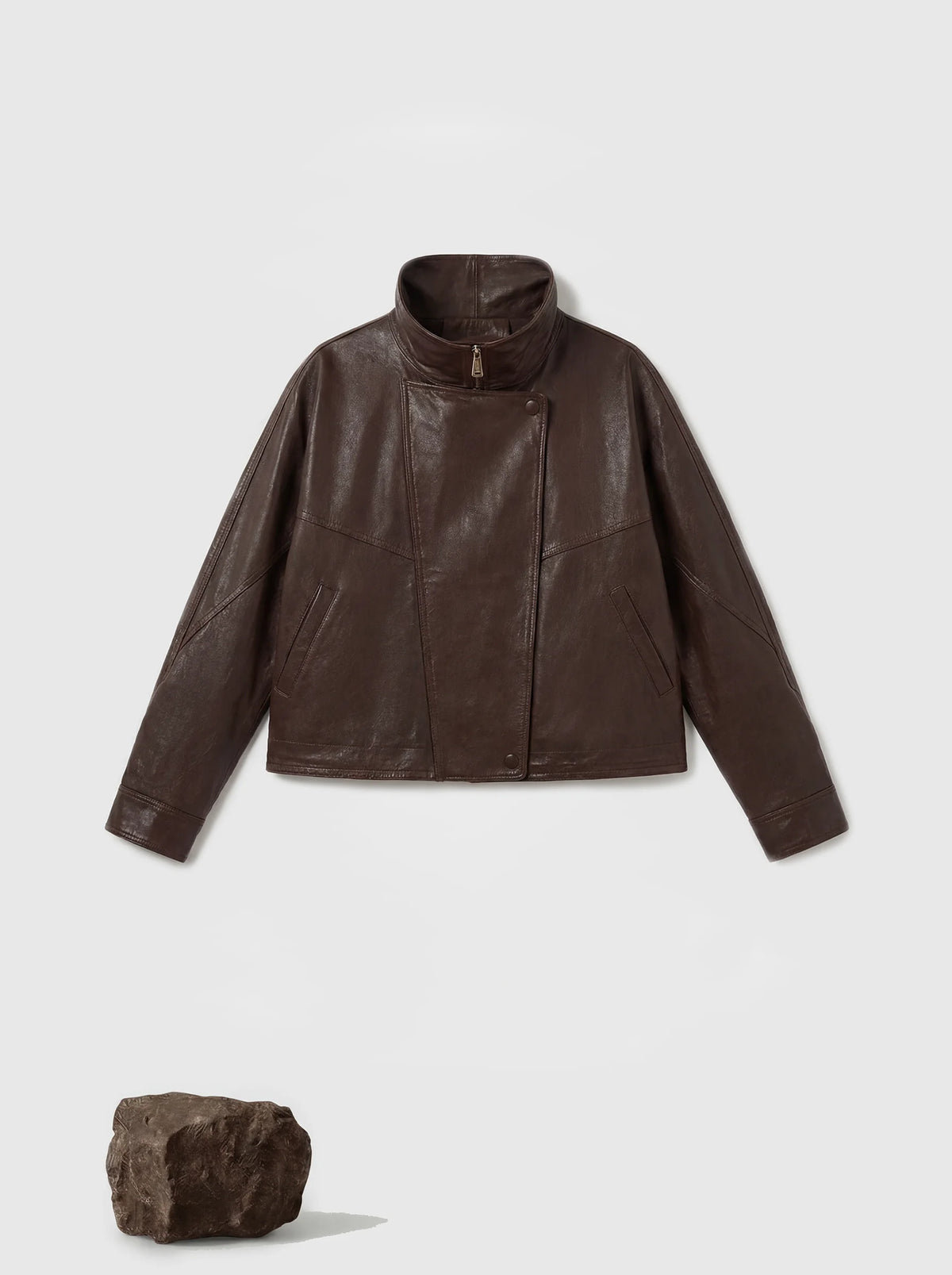 Chaqueta asimétrica de piel de cordero con cremallera en el cuello