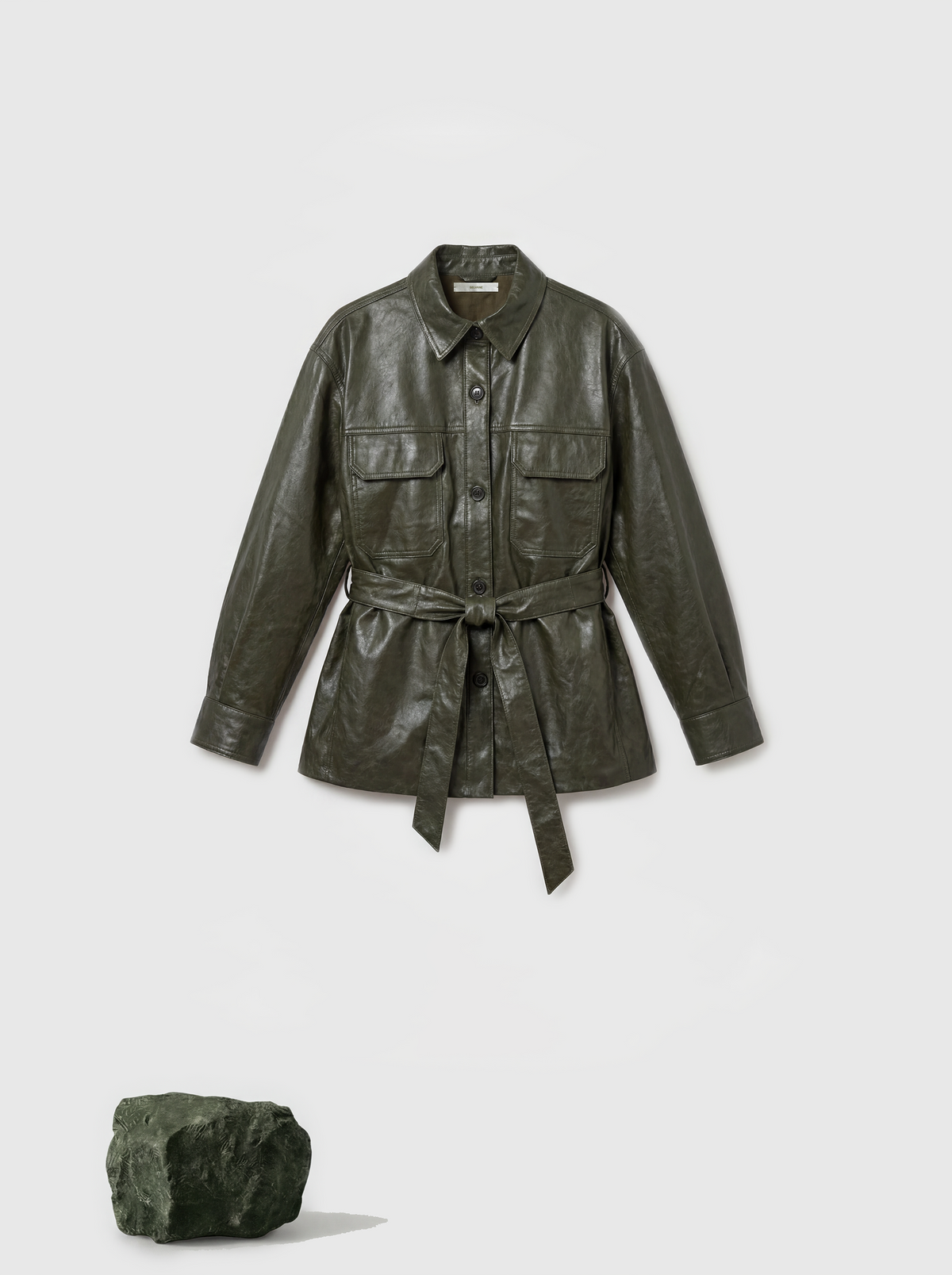 Chaqueta estilo camisa de piel de cordero verde oliva con cinturón